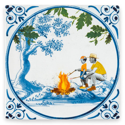 Keramisk StoryTile "Quality time at the campfire", håndlaget flis med motiv av bål og friluftskos.