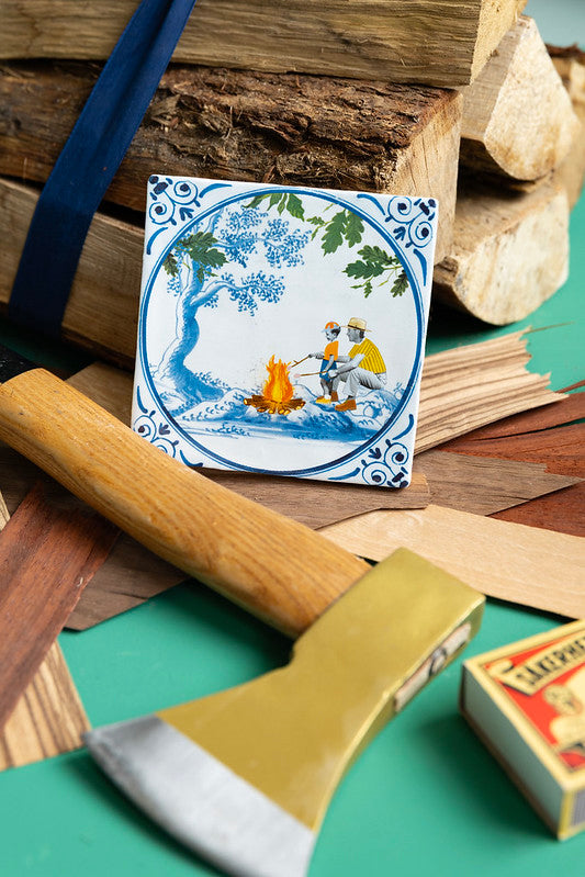 StoryTile "Quality time at the campfire" vist i interiør, dekorativ keramisk flis, perfekt gave til den som elsker bålkos og friluftsliv.