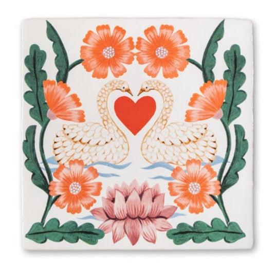Storyyiles “Together for a lifetime”, keramisk flis, størrelse S (10c10 cm.), romantisk design med svaner