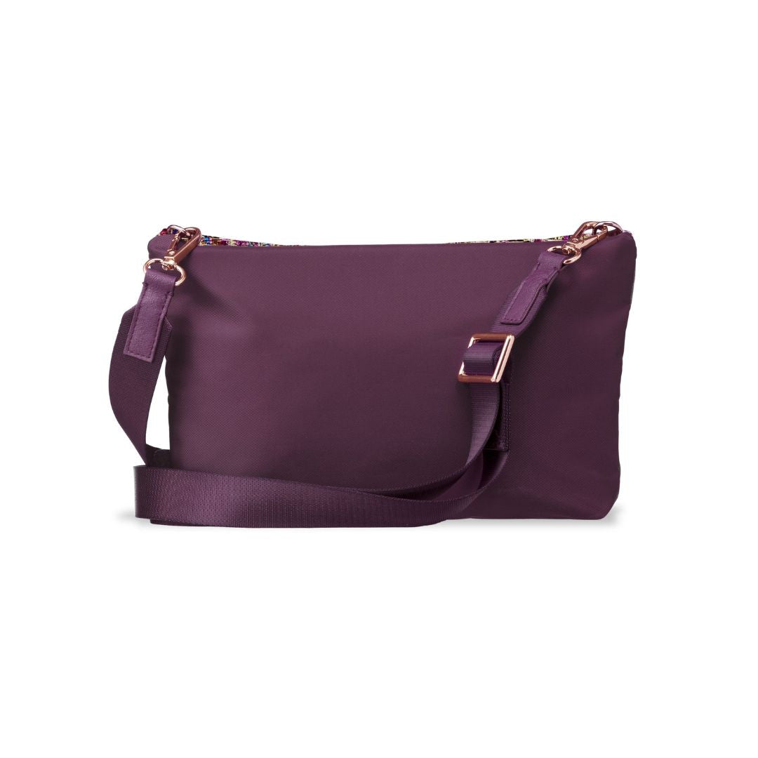 BIEN crossbody-veske i rosa bouclé med burgunderfarget fôr.