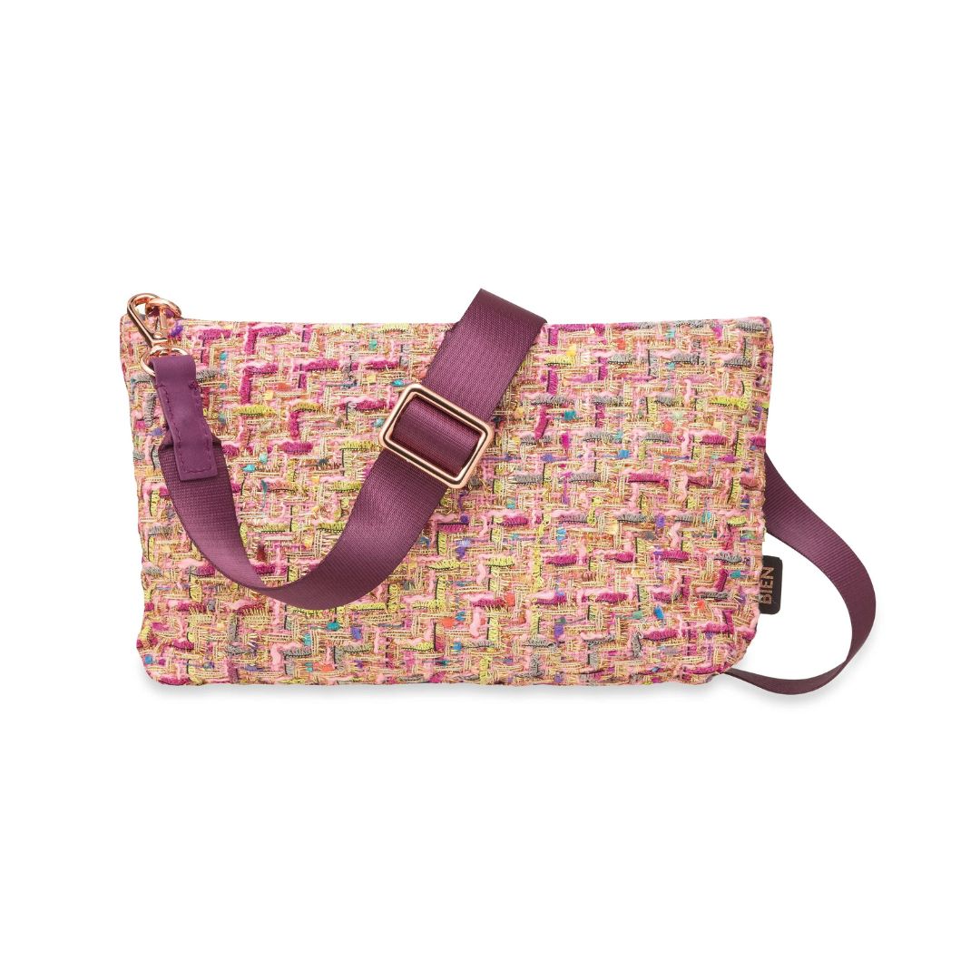 BIEN crossbody-veske i rosa bouclé.
