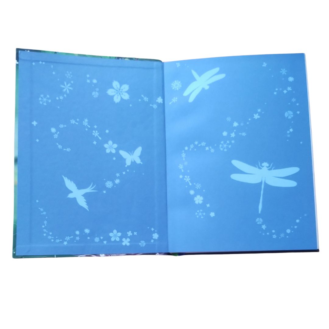 Notatbok - Dragonfly "Libellen symboliserer positiv forandring, styrke, visdom og letthet" Notatboken har et hardt omslag med soft touch og med reliefflibeller som har en subtil glans og små hvite tegnede blomster. På baksiden finner du en lomme for å oppbevare små papirer. En kjempefin notatbok som kan tilpasses dine behov, enten det dreier seg om organisering, kreativitet, refleksjon eller en kombinasjon av disse formålene. Mål: 13,5 x 18,5 x 1,5 cm