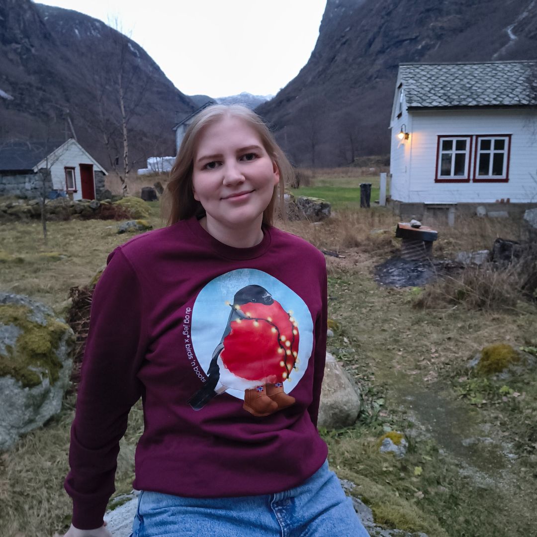 Julegenser Dag Dompap  burgunder, passform på modell utendørs.