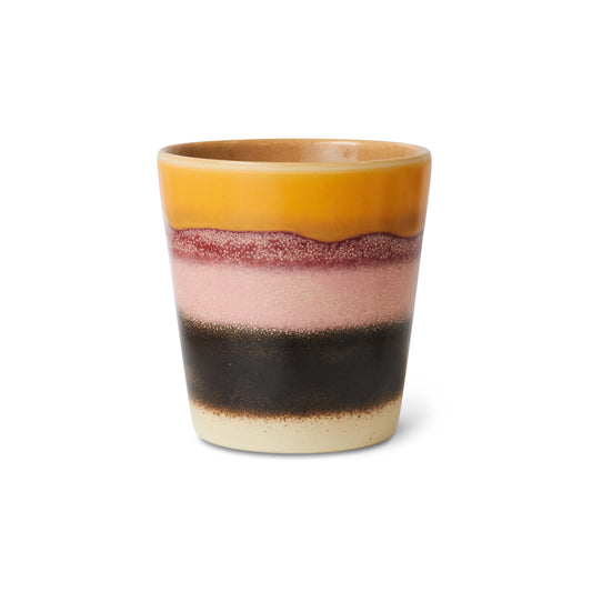 HK Living 70's kaffekopp Sunset uten hank med gule, rosa og mørkebrune striper.
