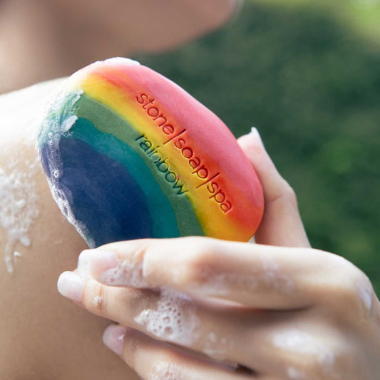 Fargerik, håndlaget Rainbow-såpe med sitrongress, lavendel, kokos- og riskliolje. Gir fuktighet, glød og myk hud. Vegansk, naturlig og eksfolierende.